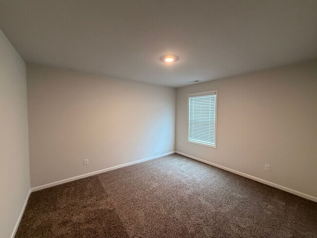 Building Photo - 1/2 Off First Month's Rent! Gorgeous 4 BR 2.5 Bath in Westlawn! Minutes from Veterans Parkway, Sh...