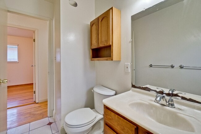 Building Photo - 1109 White Cliff Dr