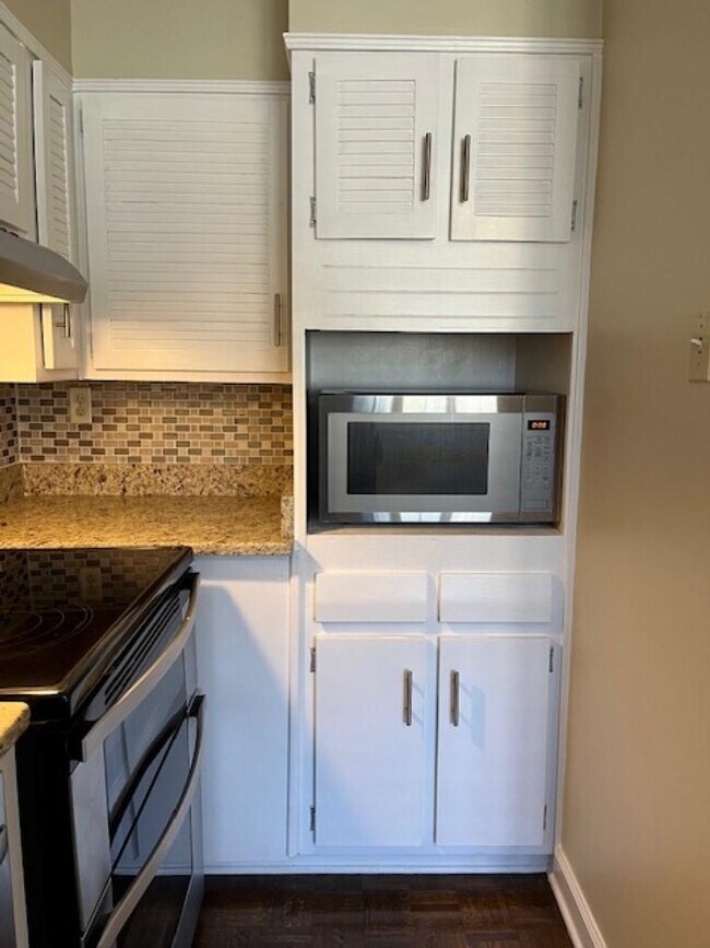 Building Photo - 4400 Poplar Ave