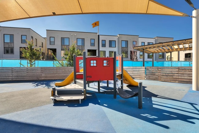 Building Photo - Beautiful Energy Efficient Hayward Townhome w/ Modern Updates