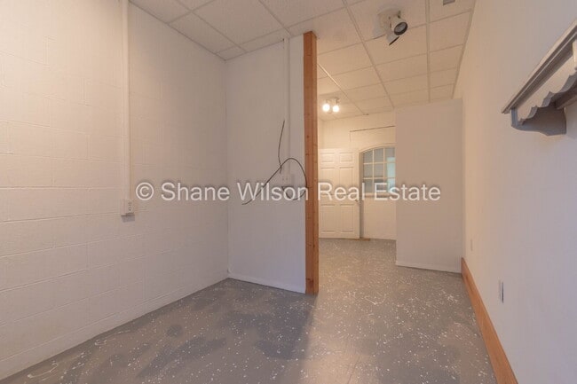Building Photo - Commercial Property Ideal for Contractor t...