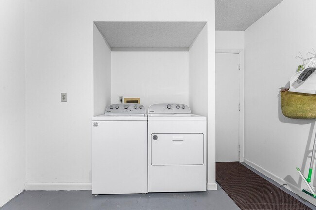 Building Photo - 816 Windermere Way