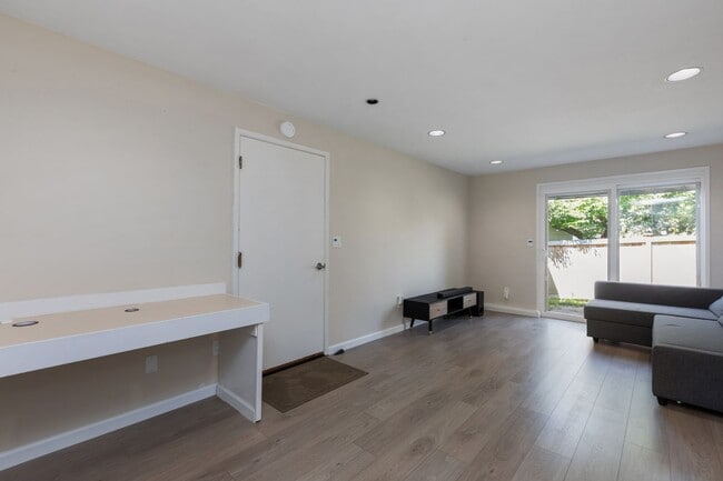 Building Photo - Beautiful 4 Bedroom Home in Richmond