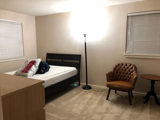 Building Photo - Charming 2-Bedroom, 1-Bathroom Condo in Prime Factoria Location