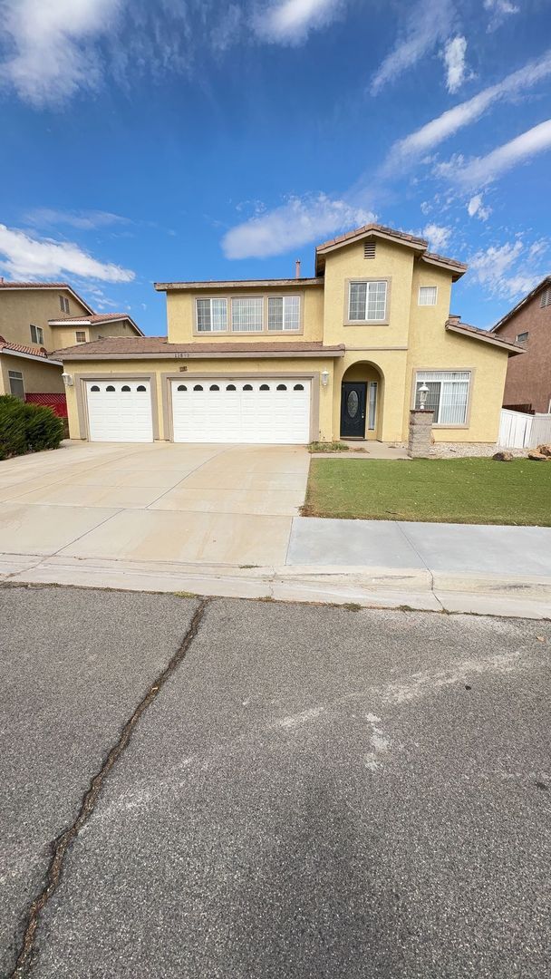 Building Photo - LARGE HOME WITH POOL! LOCATED CLOSE TO HWY...