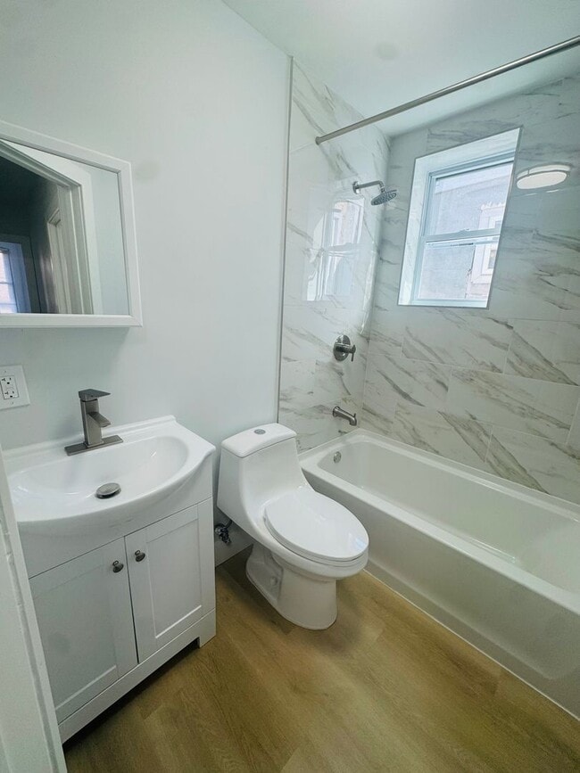 Building Photo - Renovated 4bd/1bth House with Rear yard!! ...