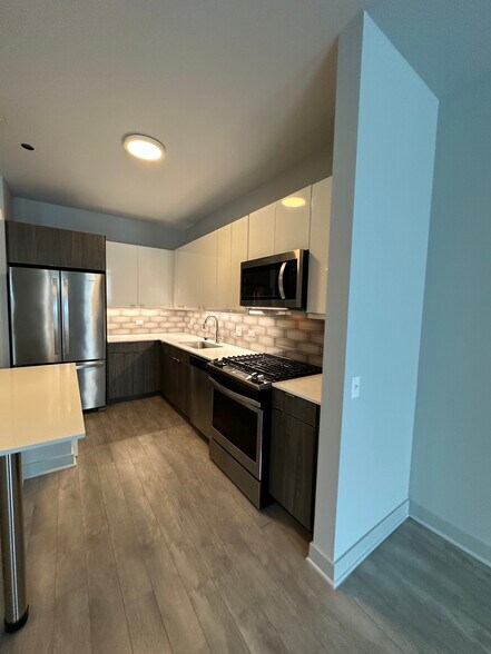 Building Photo - 1025 W Addison St