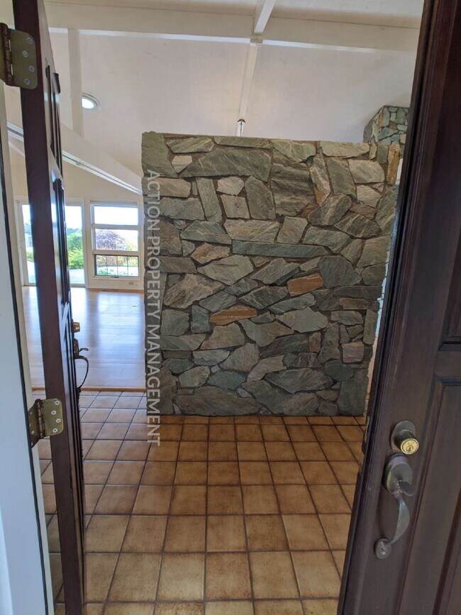 Building Photo - 3 bed 3 bath on 4.8 acres w/ beautiful water view