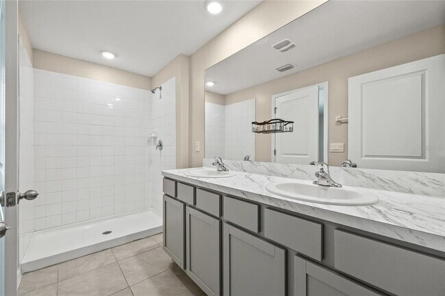 Building Photo - 16847 Delia St