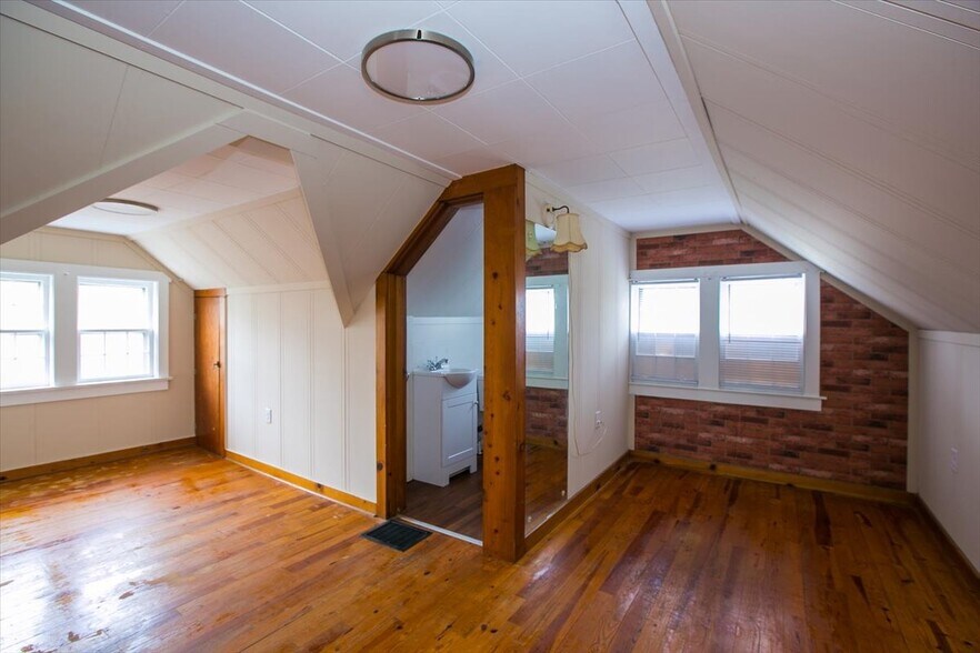 Master bedroom - 148 Niagara Ave