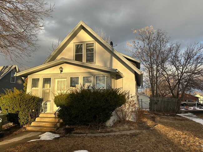 Primary Photo - 2 bedroom house w/ 2 car garage! $875