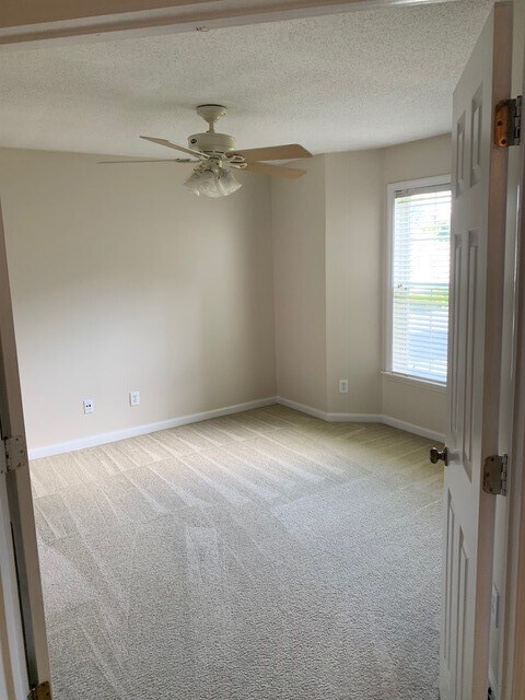 Building Photo - ****** HALF OFF FIRST FULL MONTH OF RENT!! ******