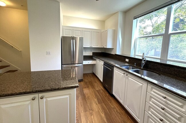 Building Photo - Lovely 2 bedroom Townhome in great Central...