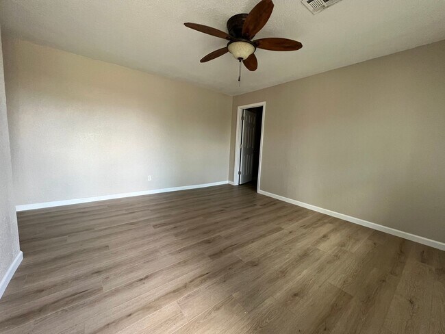 Building Photo - 4203 SE Dorchester- Available now!