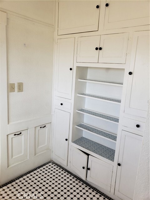 Building Photo - 323 W 4th St