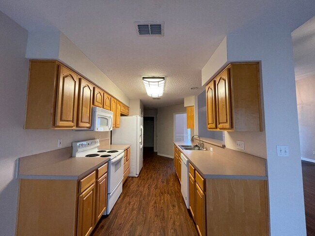 Building Photo - **COMING SOON** Large Three bedroom in Orange Park