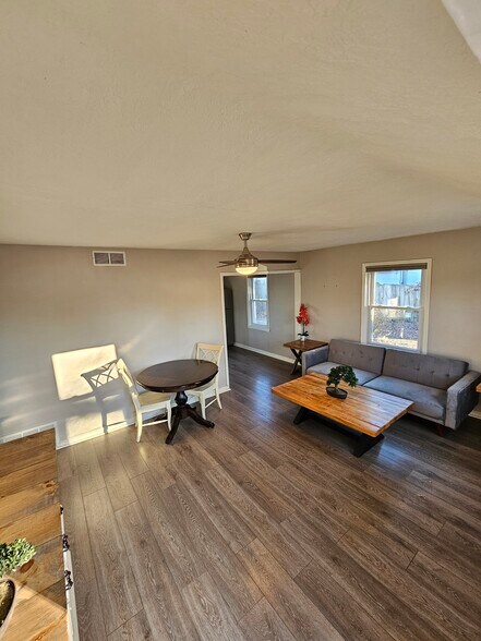 Building Photo - 118 S Kenmore Dr