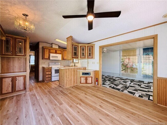 Building Photo - 10851 S Ocean Dr