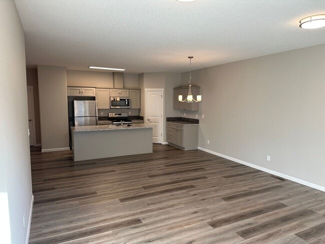 Building Photo - 591 / 818 Duplex
