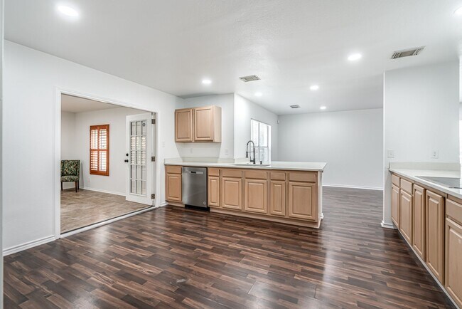 Building Photo - Recently Rehabbed Spacious Two Story in Convenient and Popular Huntington Place