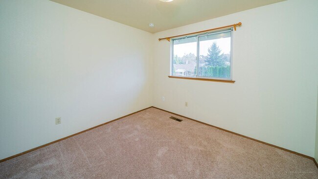 Building Photo - Spacious and move in ready 3 bed 2.5 bath ...