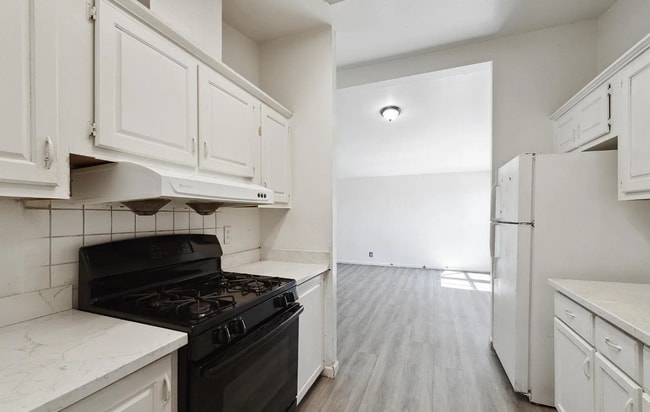 Building Photo - Utilities Paid: 3 Bed Laurel District Apar...
