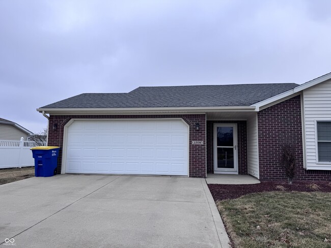 Building Photo - 1206 W Sheffield Dr