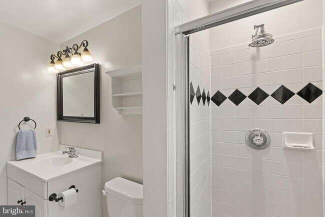 Building Photo - 810 Queen St