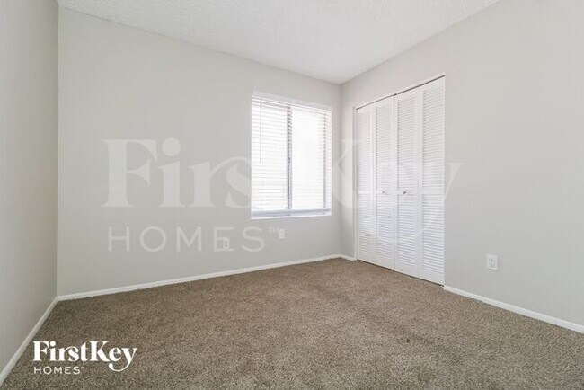 Building Photo - 6015 W Poinsettia Dr