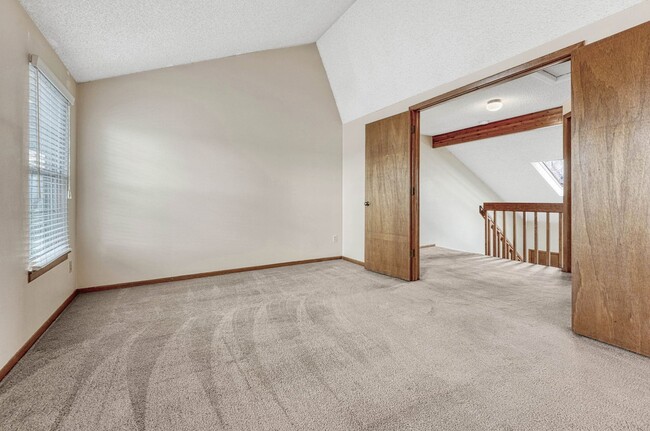 Building Photo - Move-In Ready Townhome with Garage & Great Amenities!