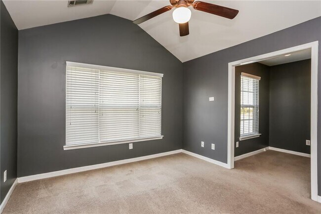 Building Photo - 2860 Ridgeview Dr