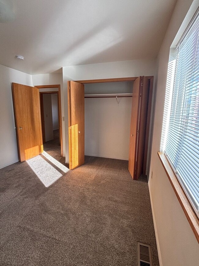 Building Photo - Great location for MSU and downtown.