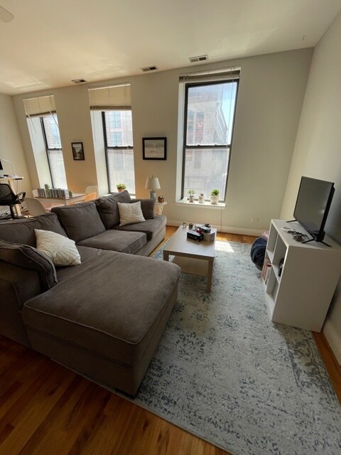 Building Photo - 1459 N Milwaukee Ave