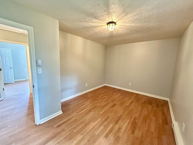 Building Photo - HALF OFF FIRST MONTH - 2 Bedroom in Versailles!