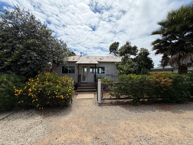 Building Photo - Coastal Living in Carpinteria