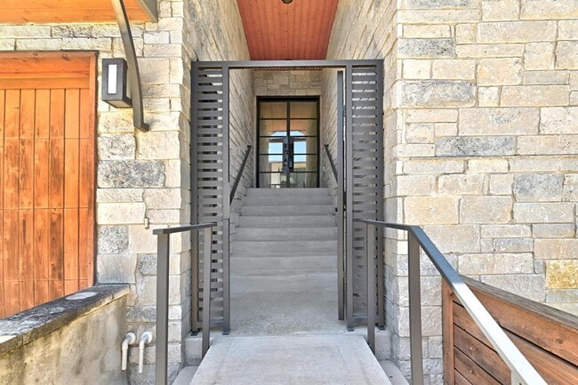 Building Photo - 901 Bouldin Ave