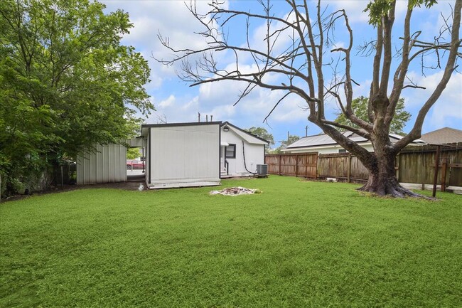 Building Photo - 218 E Fayle Ave