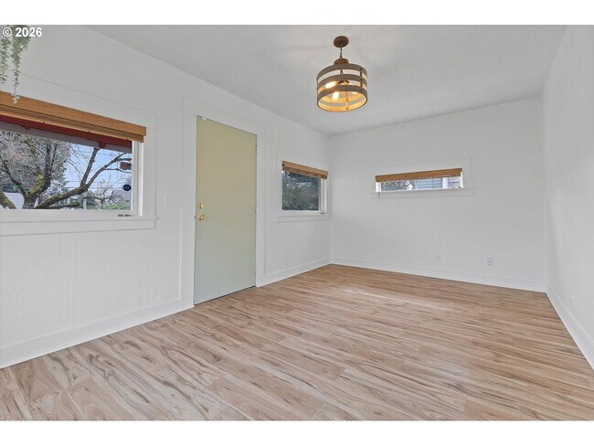 Building Photo - 4805 NE 110th Ave