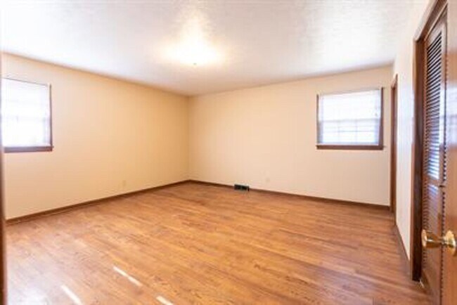 Building Photo - PRE-LEASING! Southeast Springfield 3 Bedroom, 2 Bathroom