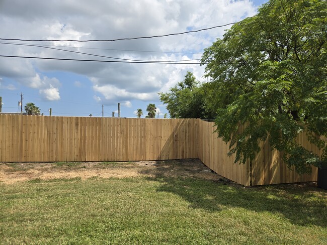 Building Photo - 1127 Bayou Cir