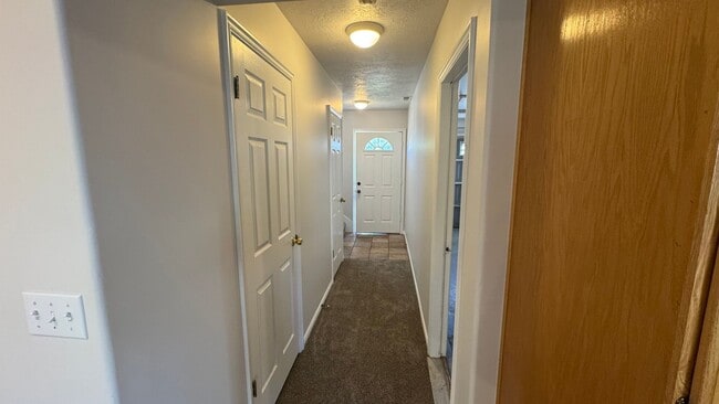 Building Photo - 3 Bedroom 2.5 Bath in West Jordan!