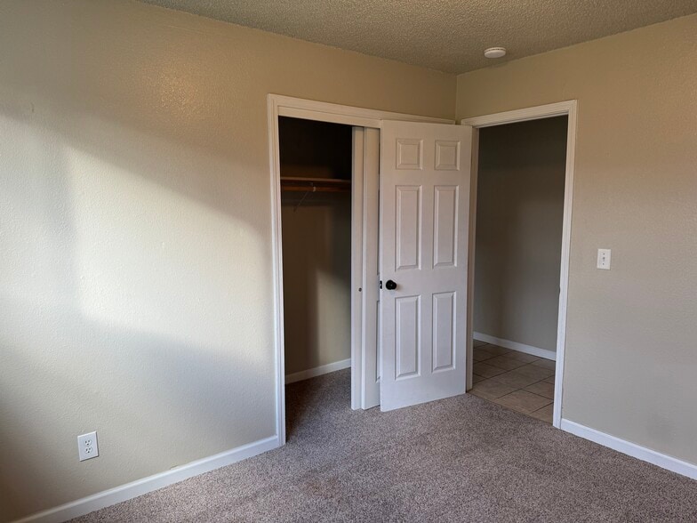 Building Photo - 16943 Hanson Dr