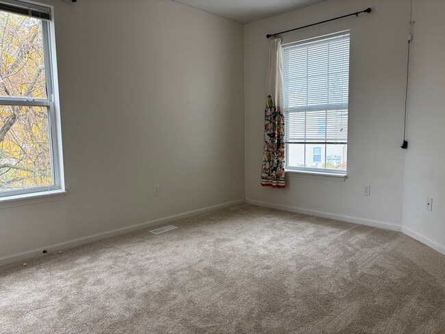 Building Photo - Grand Ridge condo available now.  Forest H...