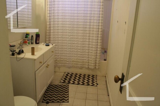 Building Photo - BU Brookline Area Spacious 5b/2b Large  Rooms, These don't last long  Hurry!