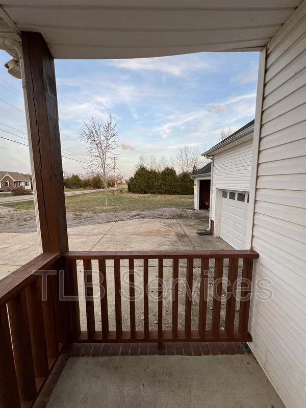 Building Photo - 211 Fall Creek Dr