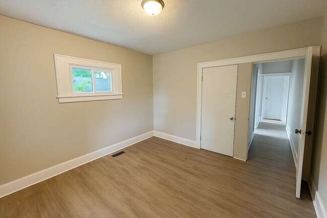 Building Photo - 1302 Lindley Ave