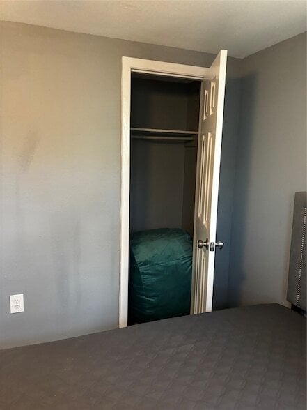 Building Photo - 100 Ross St