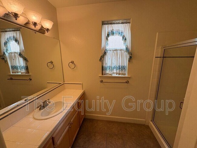 Building Photo - 144 E Reese Ave