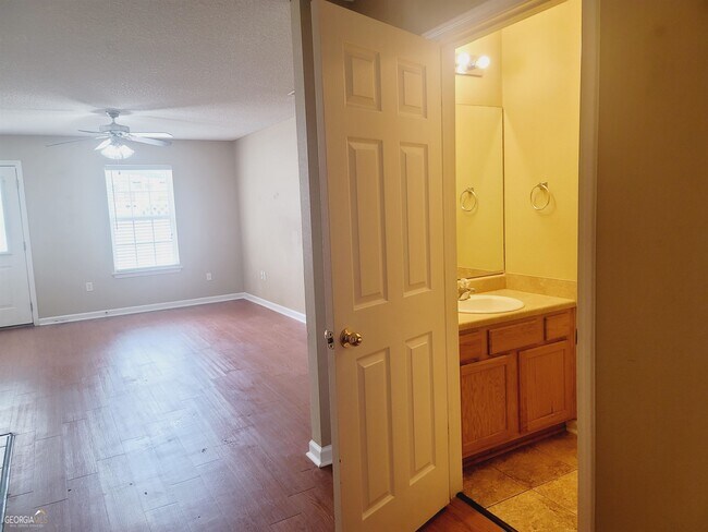 Building Photo - 6007 Towne Pk E Dr