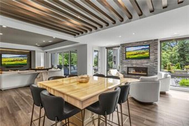 Building Photo - {5842} Luxury Rental in Forrest Ridge Esta...